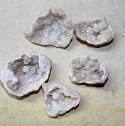 Achat - Geoden - farbig bedampft - 4,5-6cm - 12 St�ck - Karton