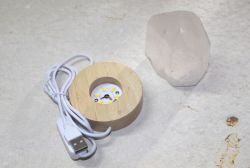 Bergkristall Spitze mit LED Beleuchtung  Holzsockel 7cm - 1 Set