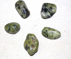 Nephrit Jade  - Trommelsteine gebohrt - Anh�nger - 5 St�ck