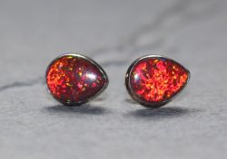 Opal synth. rot - Tropfen - Cabochon - 9mm - Silber - Ohrstecker