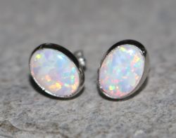 Opal synth. weiss- Oval - Cabochon - 8mm - Silber - Ohrstecker