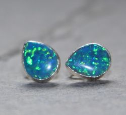 Opal synth. blau - Tropfen - Cabochon - 9mm - Silber - Ohrstecke