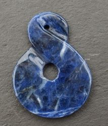 Sodalith - Twist - Anh�nger - gebohrt - Maori Pikorua