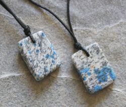 K2 Granit mit Azurit - Freeform gebohrt - Anh�nger -1 St�ck