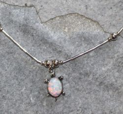 Syn. Opal - weiss - Kette mit Anh�nger Schildkr�te- Silber