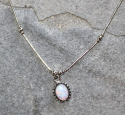 Syn. Opal - weiss - Kette mit Anh�nger Oval - Silber