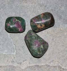 Rubin in Fuchsit - Trommelsteine gebohrt - Anh�nger - 3 St�ck