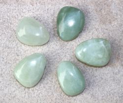 New Jade Serpentin- Trommelsteine gebohrt - Anh�nger - 5 St.