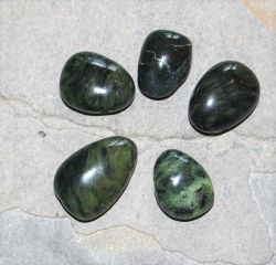 Jade Kanada - Trommelsteine gebohrt - Anh�nger - 5 St�ck