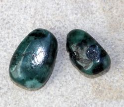 Smaragd - Trommelsteine gebohrt - Anh�nger - 2 St�ck