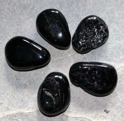 Turmalin schwarz - Trommelsteine gebohrt - Anh�nger - 5 St�ck