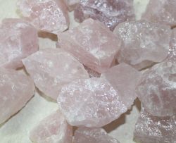 Rosaquarz - Rohst�cke - 4-5cm - 1 kg