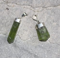 Peridot - Anh�nger - Naturkristall mit Fassung - 1 St�ck