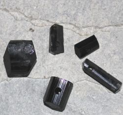Turmalin schwarz - Kristalle gebohrt - Anh�nger - 3 St�ck