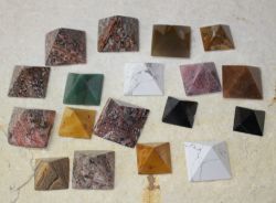 Edelstein Mix - Pyramide - 20-30mm - 10 St�ck - SONDERPREIS