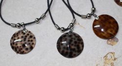 Tigris Muschel - Anh�nger Rund mit Textilkette - 5 St�ck