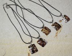 Tigris Muschel - Anh�nger Eckig mit Textilkette - 5 St�ck