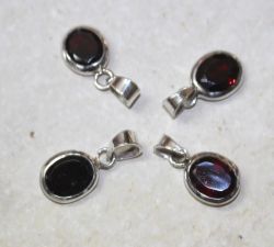 Granat - Anh�nger - Cabochon Silber Fassung - 24-26mm - 2 St