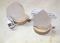 Bergkristall Spitze mit LED Beleuchtung  Holzsockel 7cm - 1 Set