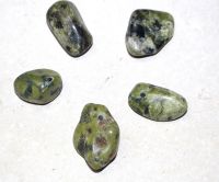 Nephrit Jade  - Trommelsteine gebohrt - Anh�nger - 5 St�ck