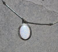 Syn. Opal - weiss - Kette mit Anh�nger Oval - Silber
