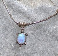Syn. Opal - blau - Kette mit Anh�nger Schildkr�te- Silber