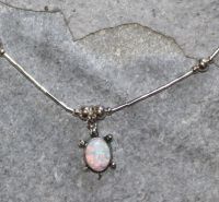 Syn. Opal - weiss - Kette mit Anh�nger Schildkr�te- Silber