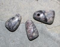 Versteinerte Saurierknochen - Trommelsteine gebohrt - Anh�nger