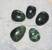 Jade Kanada - Trommelsteine gebohrt - Anh�nger - 5 St�ck